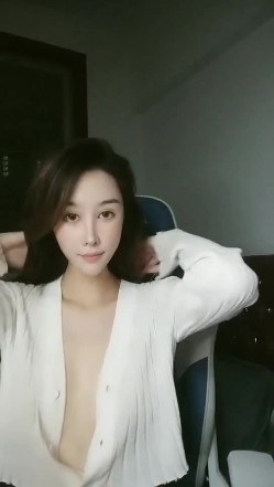 最最有女人味的超级美少妇-不等船了 鼻血流光的节奏，最诱人的吃鸡画面，难得露胸露私处，大胸翘臀S级尤物 截图11