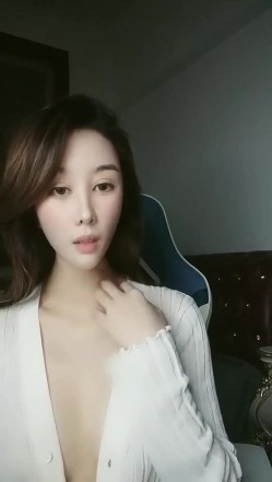最最有女人味的超级美少妇-不等船了 鼻血流光的节奏，最诱人的吃鸡画面，难得露胸露私处，大胸翘臀S级尤物 截图12