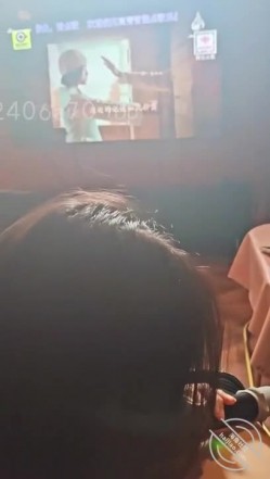 KTV全裸开嗓，边唱边操 截图3