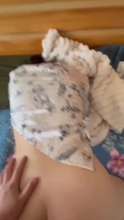 清纯女大学生竟是淫荡白虎母狗 调教视频全网曝光 微胖肉感身材身着开档情趣超有料 后入狂操尖叫连连 截图13