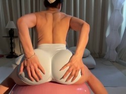 网红熟女【蜜桃】极品御姐瑜伽私拍全裸诱惑 截图3