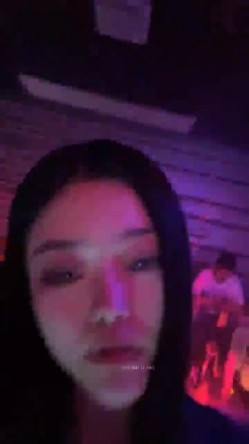00后的快乐夜生活，奔驰男来买单，【03年安琪拉表妹】带上闺蜜一起酒吧热舞，厕所自慰，奔驰里舔逼，青春就要肆意挥霍，刺激 截图9