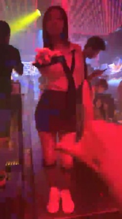 00后的快乐夜生活，奔驰男来买单，【03年安琪拉表妹】带上闺蜜一起酒吧热舞，厕所自慰，奔驰里舔逼，青春就要肆意挥霍，刺激 截图10