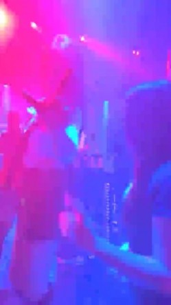 00后的快乐夜生活，奔驰男来买单，【03年安琪拉表妹】带上闺蜜一起酒吧热舞，厕所自慰，奔驰里舔逼，青春就要肆意挥霍，刺激 截图11
