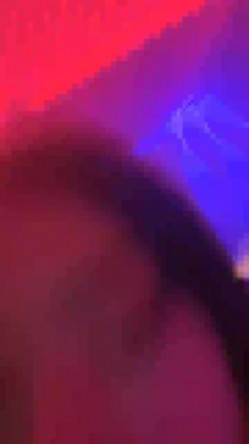 00后的快乐夜生活，奔驰男来买单，【03年安琪拉表妹】带上闺蜜一起酒吧热舞，厕所自慰，奔驰里舔逼，青春就要肆意挥霍，刺激 截图12