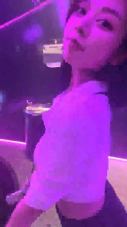 00后的快乐夜生活，奔驰男来买单，【03年安琪拉表妹】带上闺蜜一起酒吧热舞，厕所自慰，奔驰里舔逼，青春就要肆意挥霍，刺激 截图13