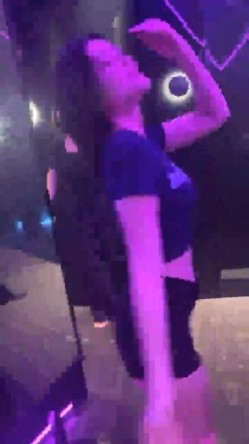 00后的快乐夜生活，奔驰男来买单，【03年安琪拉表妹】带上闺蜜一起酒吧热舞，厕所自慰，奔驰里舔逼，青春就要肆意挥霍，刺激 截图14