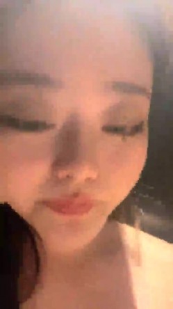 00后的快乐夜生活，奔驰男来买单，【03年安琪拉表妹】带上闺蜜一起酒吧热舞，厕所自慰，奔驰里舔逼，青春就要肆意挥霍，刺激 截图15