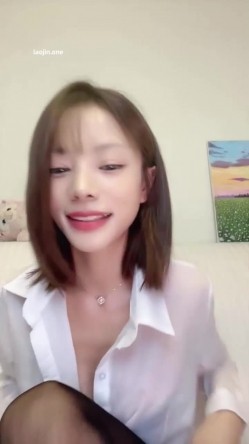 小模特业余兼职，【彩色的小熊宝宝】，细腰大奶，刚剃毛不久，颜值高明星脸 截图3