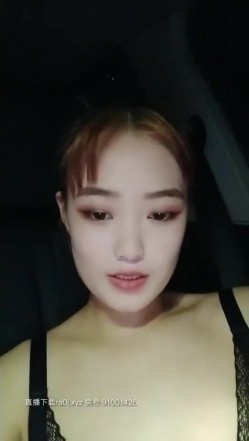 颜值不错妹子【骚气金毛】夜晚户外车内玩大黑牛，脱光光震动头部插入 截图3