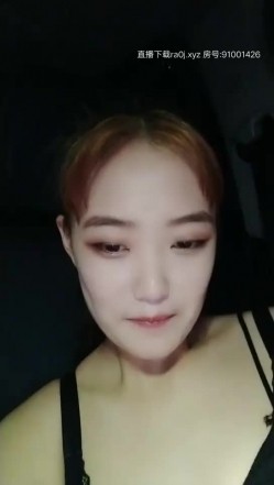颜值不错妹子【骚气金毛】夜晚户外车内玩大黑牛，脱光光震动头部插入 截图11