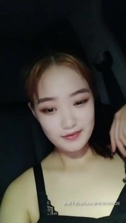 颜值不错妹子【骚气金毛】夜晚户外车内玩大黑牛，脱光光震动头部插入 截图12