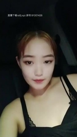 颜值不错妹子【骚气金毛】夜晚户外车内玩大黑牛，脱光光震动头部插入 截图13