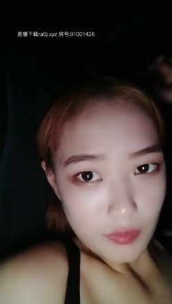 颜值不错妹子【骚气金毛】夜晚户外车内玩大黑牛，脱光光震动头部插入 截图16