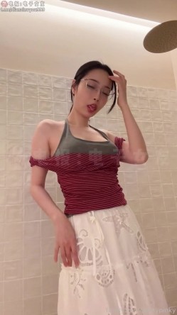 撸点夯爆 阿黑颜着名模特女演员【孙禾颐】，脸足穴同框自慰，女上位弹力插，发骚展示绝美鲍鱼 截图3