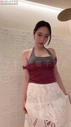 撸点夯爆 阿黑颜着名模特女演员【孙禾颐】，脸足穴同框自慰，女上位弹力插，发骚展示绝美鲍鱼 截图6