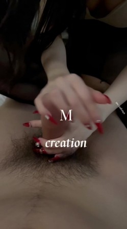 【强烈推荐 ️绿帽淫妻】极品反差九头身网红女神『Mcre』高价VIP群私拍 极品丰臀 三穴全开 截图4