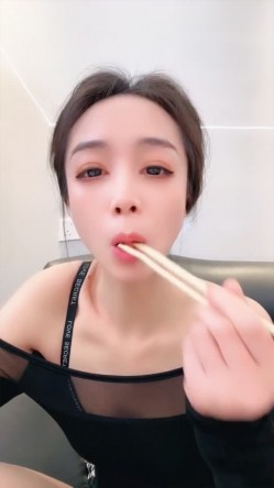 淫荡美女老师【老师湿透了】全程高然 被操内射了 后入+内射 口爆 疯狂自慰 截图6