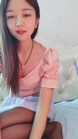 说话温柔文静系美女，黑丝短裙，翘起美臀看穴，跳蛋震动低低呻吟，手指插入猛扣，给大家性教育 截图6