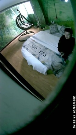 《绝版360补漏秘泄密》真实记录关系复杂男女开房滚床单~精彩不断~大哥吃饱喝足床上在吃鲍鱼69式激情无限 截图2