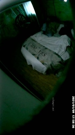 《绝版360补漏秘泄密》真实记录关系复杂男女开房滚床单~精彩不断~大哥吃饱喝足床上在吃鲍鱼69式激情无限 截图3