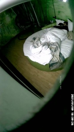 《绝版360补漏秘泄密》真实记录关系复杂男女开房滚床单~精彩不断~大哥吃饱喝足床上在吃鲍鱼69式激情无限 截图5