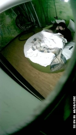 《绝版360补漏秘泄密》真实记录关系复杂男女开房滚床单~精彩不断~大哥吃饱喝足床上在吃鲍鱼69式激情无限 截图6