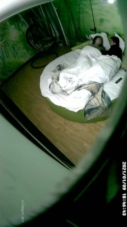 《绝版360补漏秘泄密》真实记录关系复杂男女开房滚床单~精彩不断~大哥吃饱喝足床上在吃鲍鱼69式激情无限 截图7