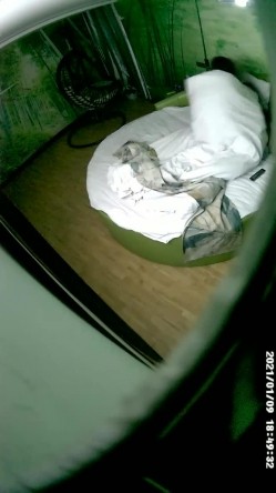 《绝版360补漏秘泄密》真实记录关系复杂男女开房滚床单~精彩不断~大哥吃饱喝足床上在吃鲍鱼69式激情无限 截图8