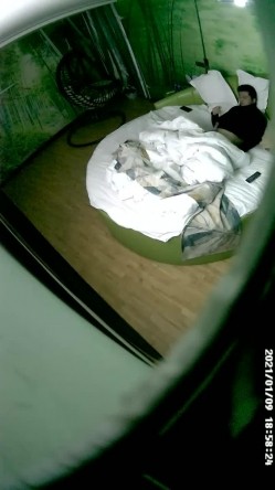 《绝版360补漏秘泄密》真实记录关系复杂男女开房滚床单~精彩不断~大哥吃饱喝足床上在吃鲍鱼69式激情无限 截图11