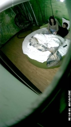 《绝版360补漏秘泄密》真实记录关系复杂男女开房滚床单~精彩不断~大哥吃饱喝足床上在吃鲍鱼69式激情无限 截图12