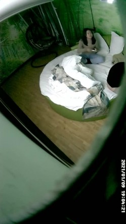 《绝版360补漏秘泄密》真实记录关系复杂男女开房滚床单~精彩不断~大哥吃饱喝足床上在吃鲍鱼69式激情无限 截图13