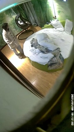 《绝版360补漏秘泄密》真实记录关系复杂男女开房滚床单~精彩不断~大哥吃饱喝足床上在吃鲍鱼69式激情无限 截图16