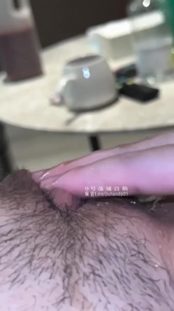顶级约炮大神『深圳第一深情』“好爽好爽，不许射，用力捏我奶子～”还在哺乳期，看着乳汁儿喷出来太刺激了 截图5