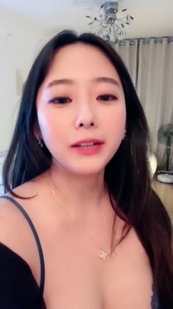 爆炸G奶，播音员【声优一小魅魔】抠逼自慰，自带呻吟，撸爆炸 截图1