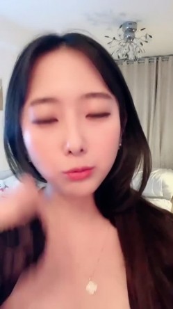 爆炸G奶，播音员【声优一小魅魔】抠逼自慰，自带呻吟，撸爆炸 截图6
