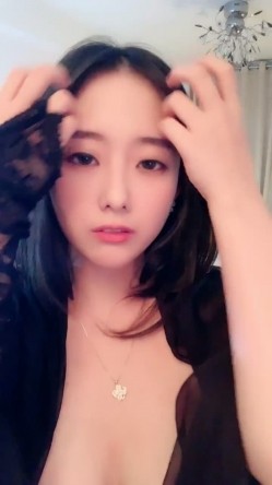 爆炸G奶，播音员【声优一小魅魔】抠逼自慰，自带呻吟，撸爆炸 截图10