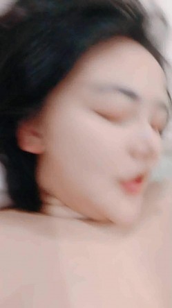 大奶肥臀无毛逼，全程露脸的小骚货跟大哥激情啪啪直播，深喉口交大鸡巴让大哥揉奶玩逼，各种体位爆草蹂躏 截图3