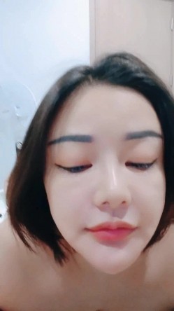大奶肥臀无毛逼，全程露脸的小骚货跟大哥激情啪啪直播，深喉口交大鸡巴让大哥揉奶玩逼，各种体位爆草蹂躏 截图10