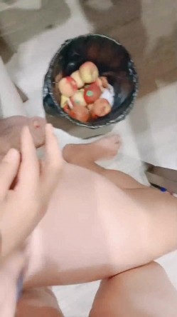 大奶肥臀无毛逼，全程露脸的小骚货跟大哥激情啪啪直播，深喉口交大鸡巴让大哥揉奶玩逼，各种体位爆草蹂躏 截图12
