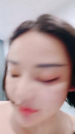 大奶肥臀无毛逼，全程露脸的小骚货跟大哥激情啪啪直播，深喉口交大鸡巴让大哥揉奶玩逼，各种体位爆草蹂躏 截图14