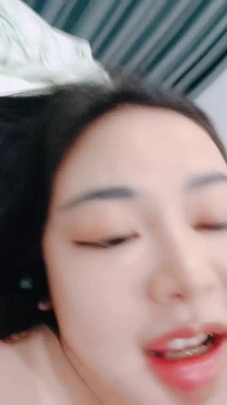 大奶肥臀无毛逼，全程露脸的小骚货跟大哥激情啪啪直播，深喉口交大鸡巴让大哥揉奶玩逼，各种体位爆草蹂躏 截图15