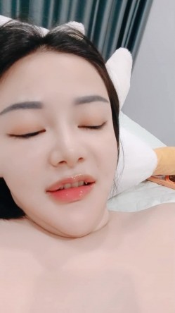 大奶肥臀无毛逼，全程露脸的小骚货跟大哥激情啪啪直播，深喉口交大鸡巴让大哥揉奶玩逼，各种体位爆草蹂躏 截图16