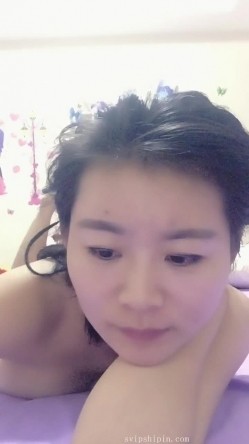 巨乳胸模主播 倩儿，有点叶子楣的味道：我是广东茂名的，虎门这里，刷火箭约我免费哦。又骚又胸，好想干死她哦！ 截图7