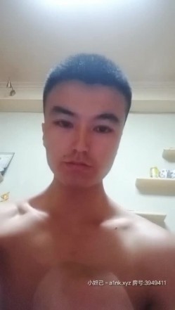 真实母女双飞全程露脸，幸福小哥玩弄母女花，先给狼友展示骚逼，沙发上就把老骚妈干了，轮草抽插浪荡呻吟 截图8