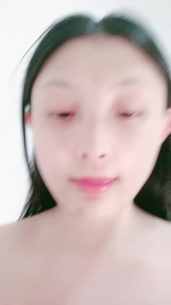 清纯小美女舔弄大鸡巴样子好骚，乖巧听话撅着屁股让小哥无套抽插玩弄骚奶子，掰开骚逼看特写道具蹂躏真刺激 截图6