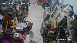 黑客破解摄像头监控偷拍 电脑维修店内夫妻口爆啪啪 超刺激！ 截图1
