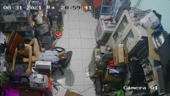 黑客破解摄像头监控偷拍 电脑维修店内夫妻口爆啪啪 超刺激！ 截图3