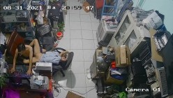 黑客破解摄像头监控偷拍 电脑维修店内夫妻口爆啪啪 超刺激！ 截图4