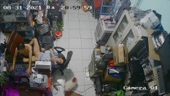黑客破解摄像头监控偷拍 电脑维修店内夫妻口爆啪啪 超刺激！ 截图6